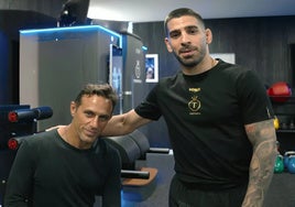 Jesús Gallo junto a Ilia Topuria