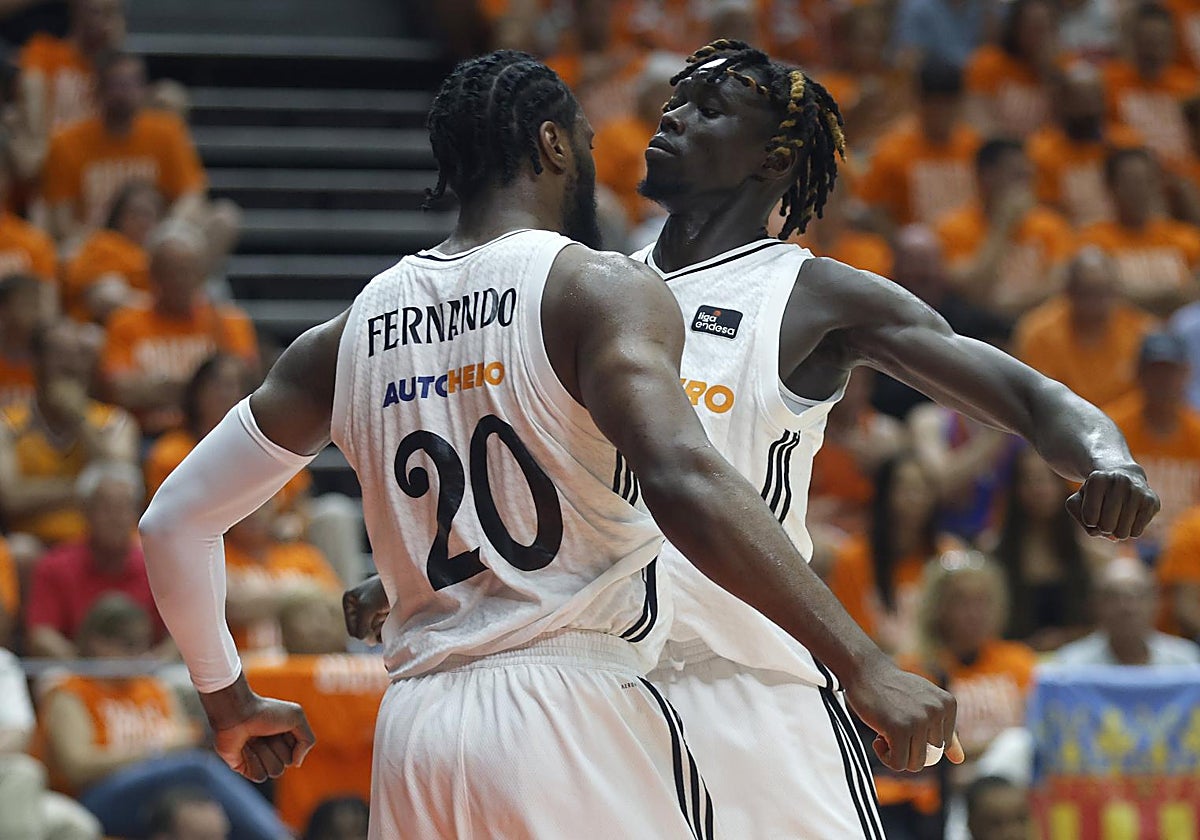 Ndiaye y Bruno Fernando celebran una canasta
