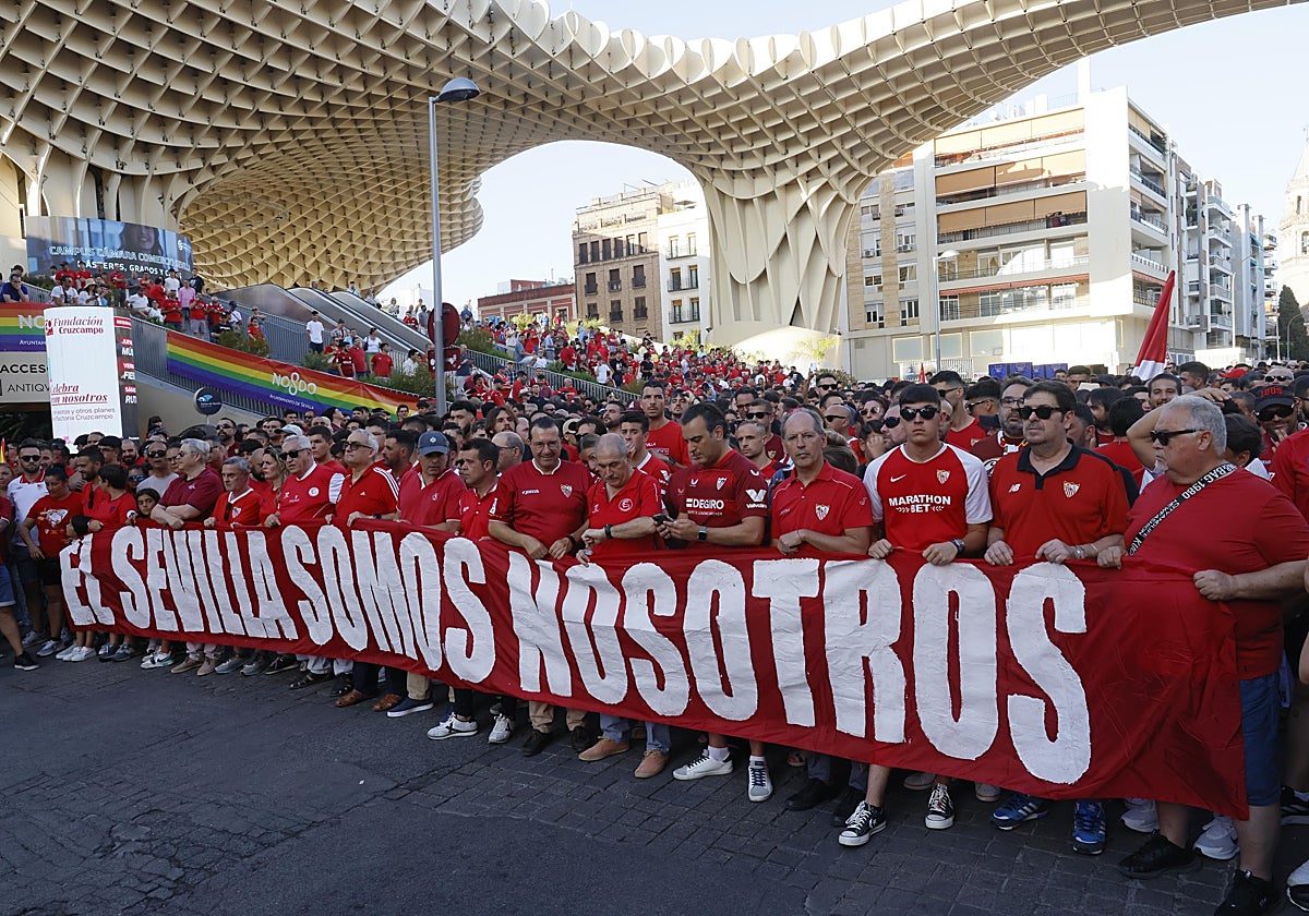 Los sevillistas, a la salida de la manifestación en Las Setas