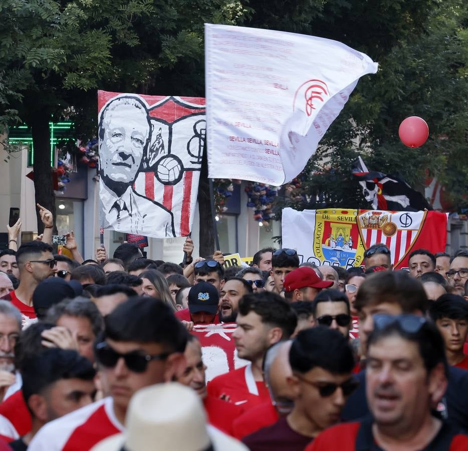 Miles de sevillistas, en la protesta contra el consejo de administración este jueves