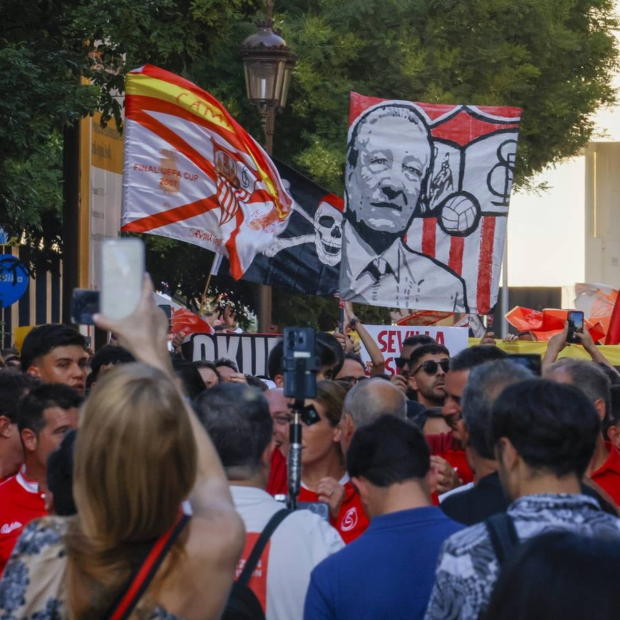Miles de sevillistas, en la protesta contra el consejo de administración este jueves
