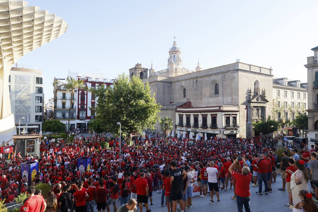 Miles de sevillistas, en la protesta contra el consejo de administración este jueves