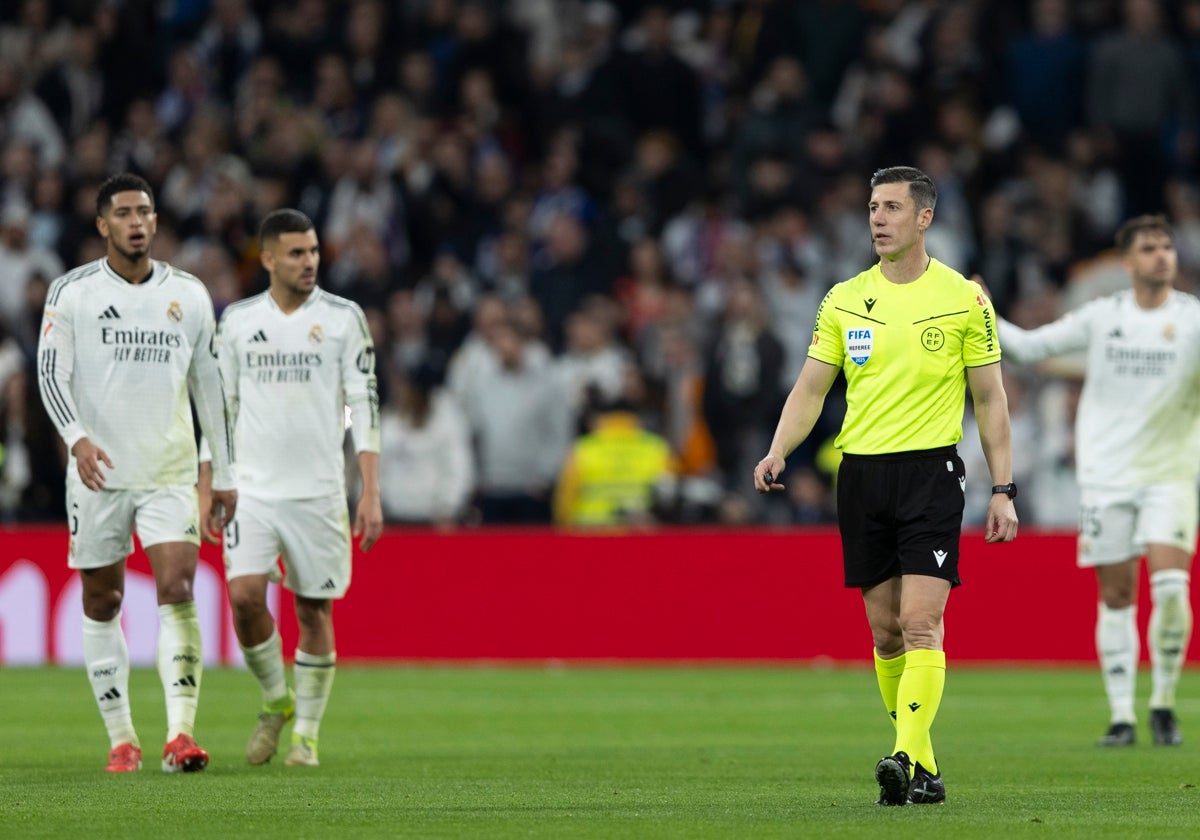 El árbitro Soto Grado, en un partido del Madrid