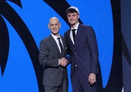 Cooper Flagg, número 1 del Draft, con el comisionado de la NBA Adam Silver