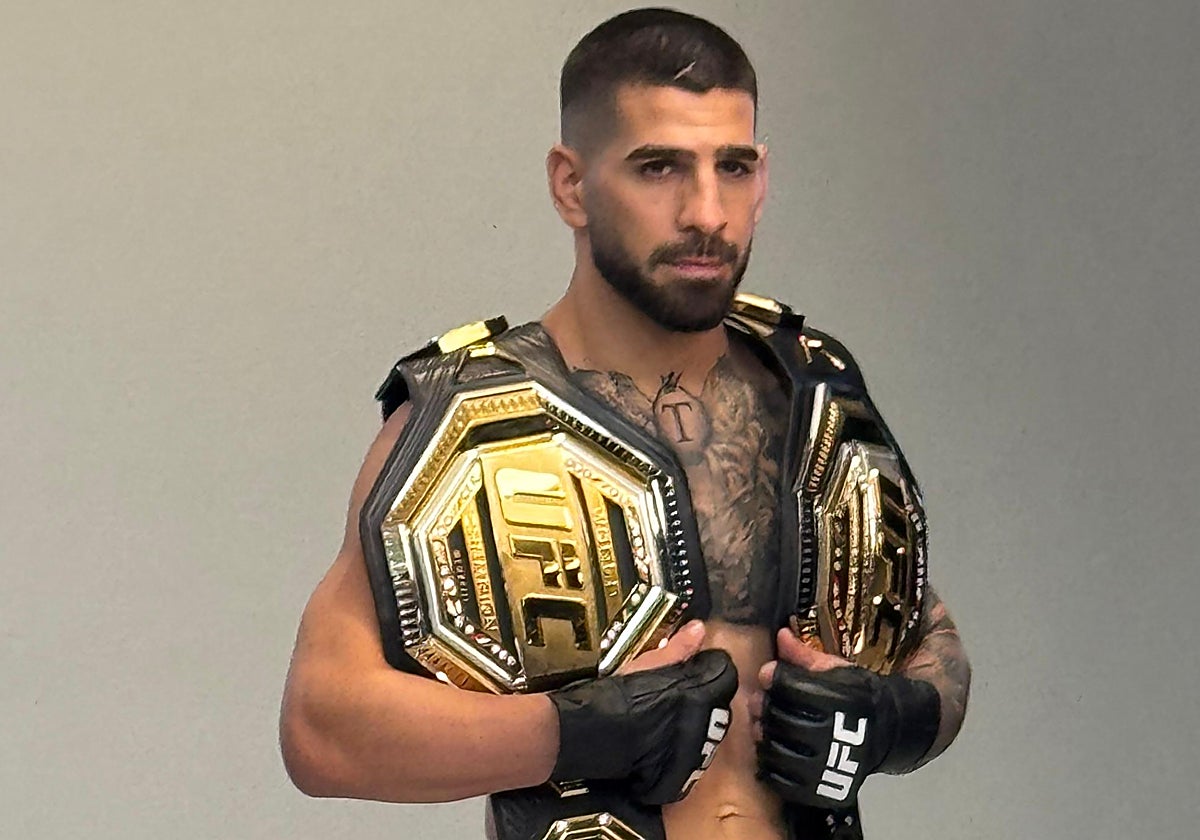 Ilia Topuria posando con  dos cinturones