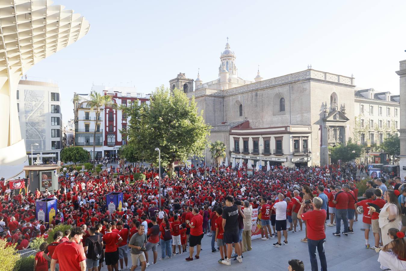 Miles de sevillistas, en la protesta contra el consejo de administración este jueves