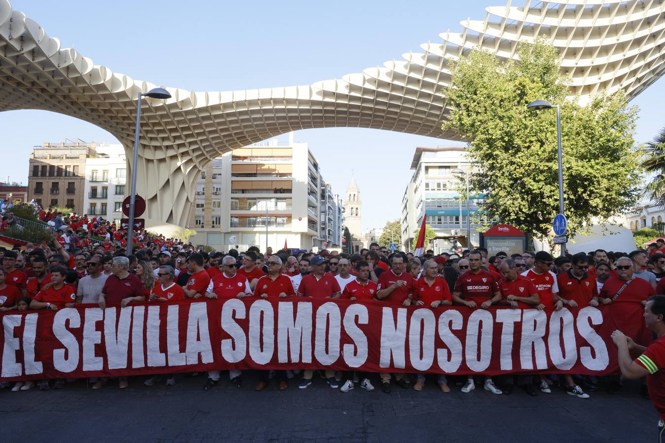 Miles de sevillistas, en la protesta contra el consejo de administración este jueves