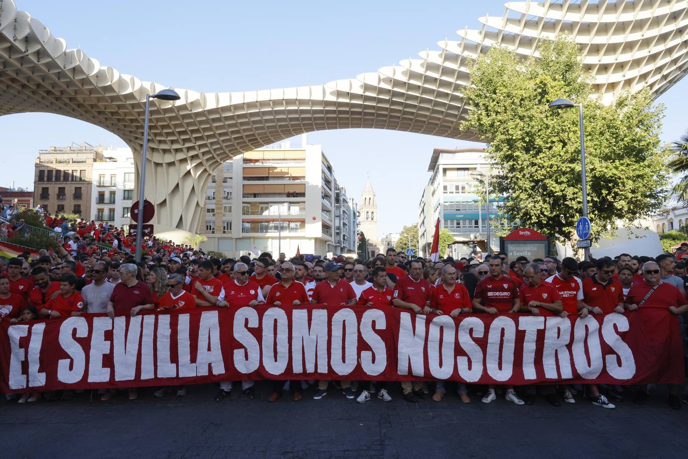 Miles de sevillistas, en la protesta contra el consejo de administración este jueves