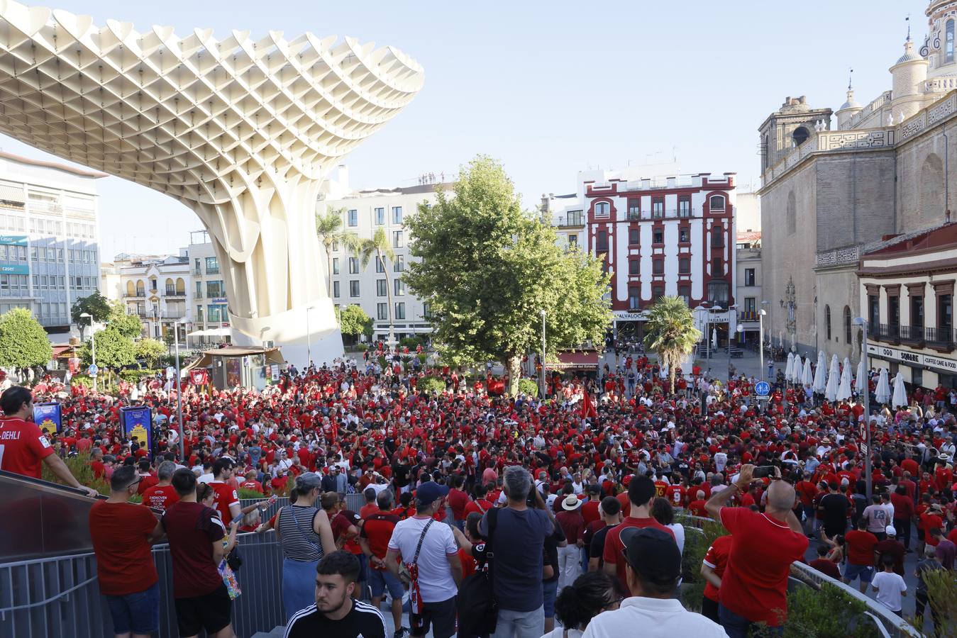 Miles de sevillistas, en la protesta contra el consejo de administración este jueves