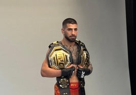 Ilia Topuria posando con dos cinturones en las imágenes oficiales de la UFC