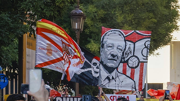 El sevillismo expresa masivamente su hartazgo