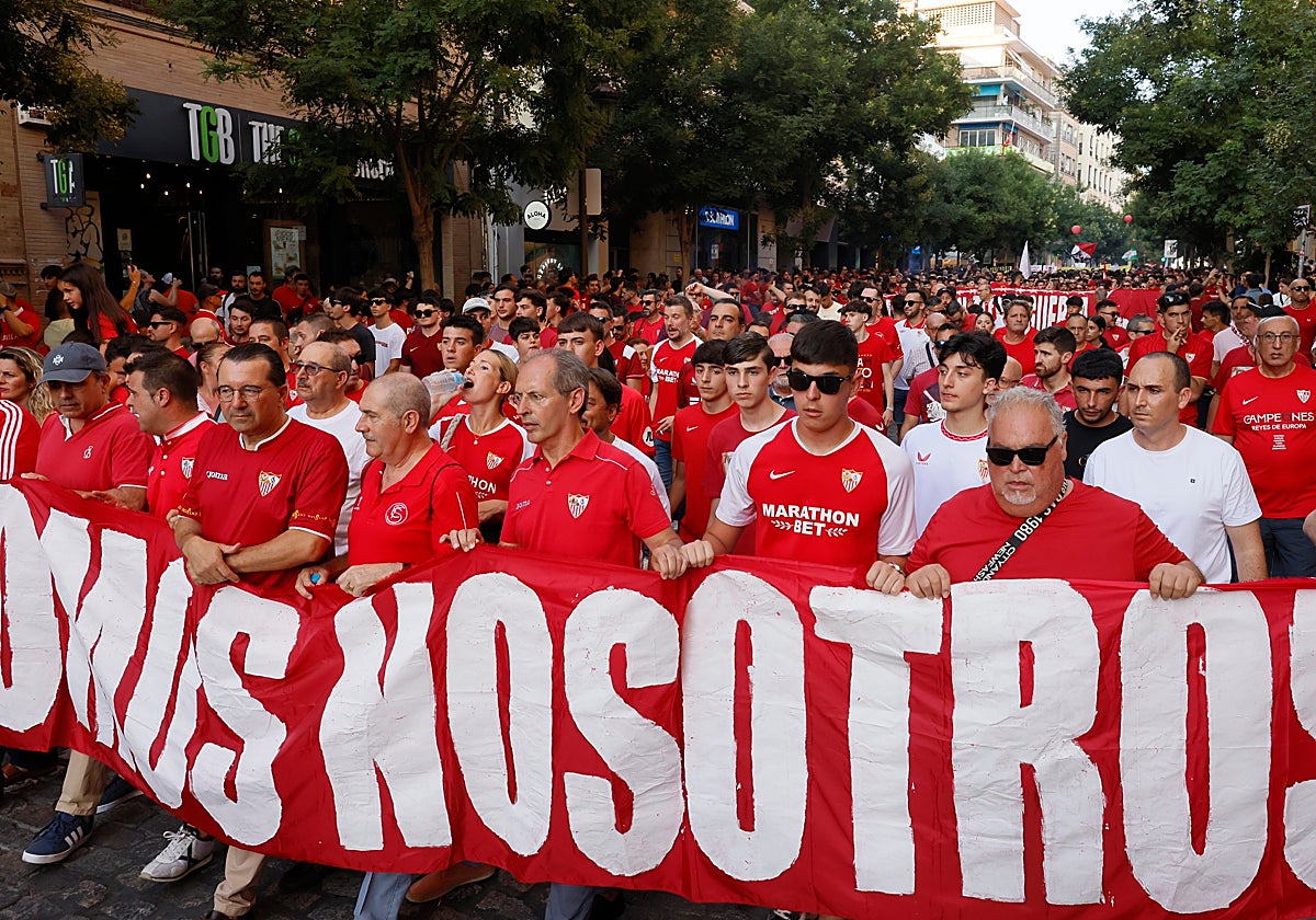 La pancarta que encabezó la manifestación sevillista del jueves