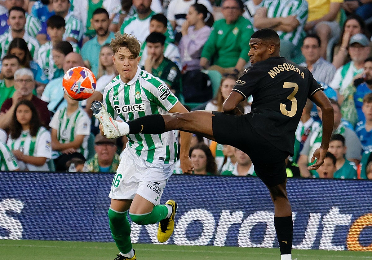 Jesús Rodríguez pelea con Mosquera por un balón durante el último Betis-Valencia