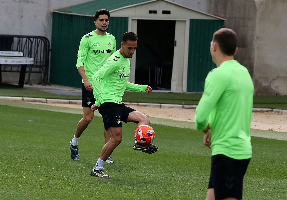 Antony, durante un entrenamiento del Real Betis entre Bartra y Perraud