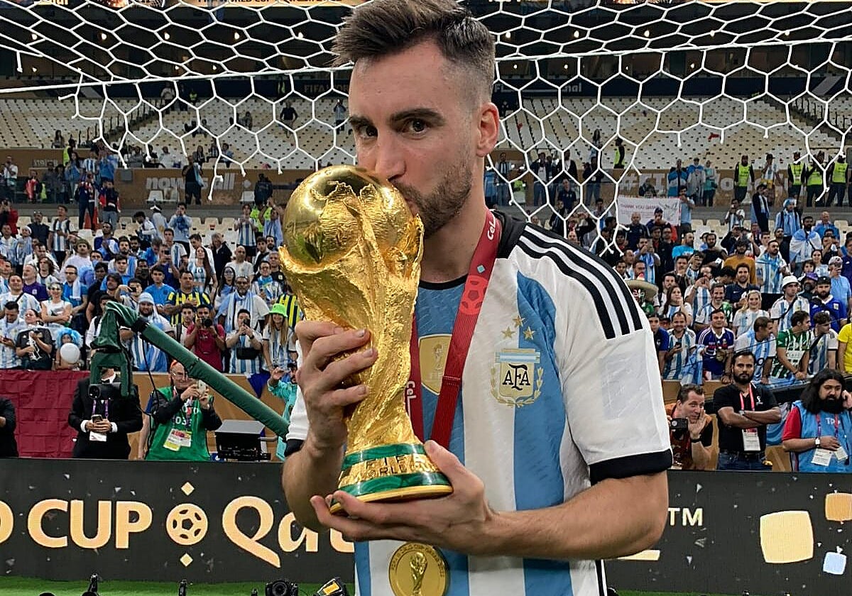 Tagliafico besa la Copa del Mundo ganada con Argentina
