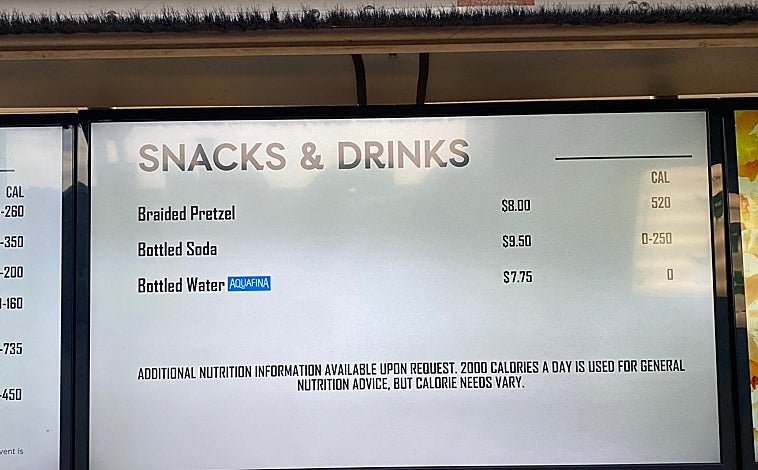 Imagen principal - Lo que no se ve del Mundial: perros antibombas, cervezas a 20 dólares, agua a 8, parking a 60, atascos XXL y salvajes aires acondicionados