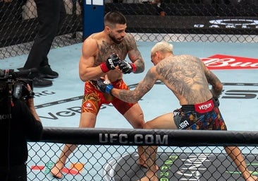 Así ha sido el espectacular KO con el que Ilia Topuria fulminó a Charles Oliveira en el UFC 317