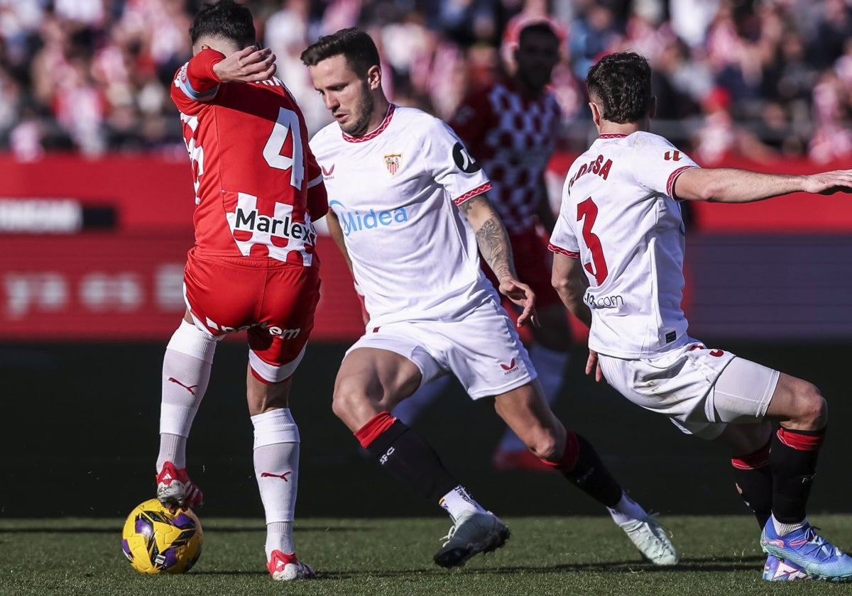 Saúl trata de robar el balón durante el Sevilla - Girona de la campaña 24-25