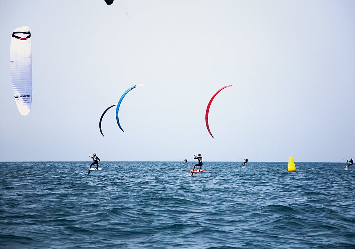 Riders navegando en Formula Kite