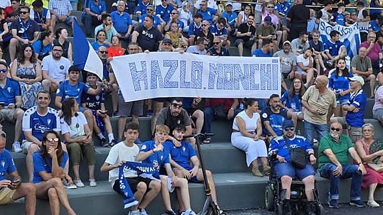 Pancarta en la reunión de socios del pasado jueves pidiendo ayuda a Monchi