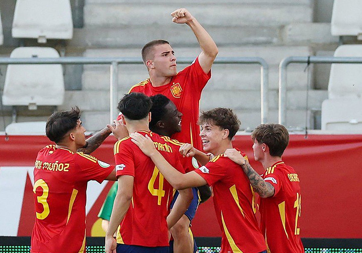 Pablo García celebra con sus compañeros de la selección sub 19 uno de los goles que le marcó a Alemania
