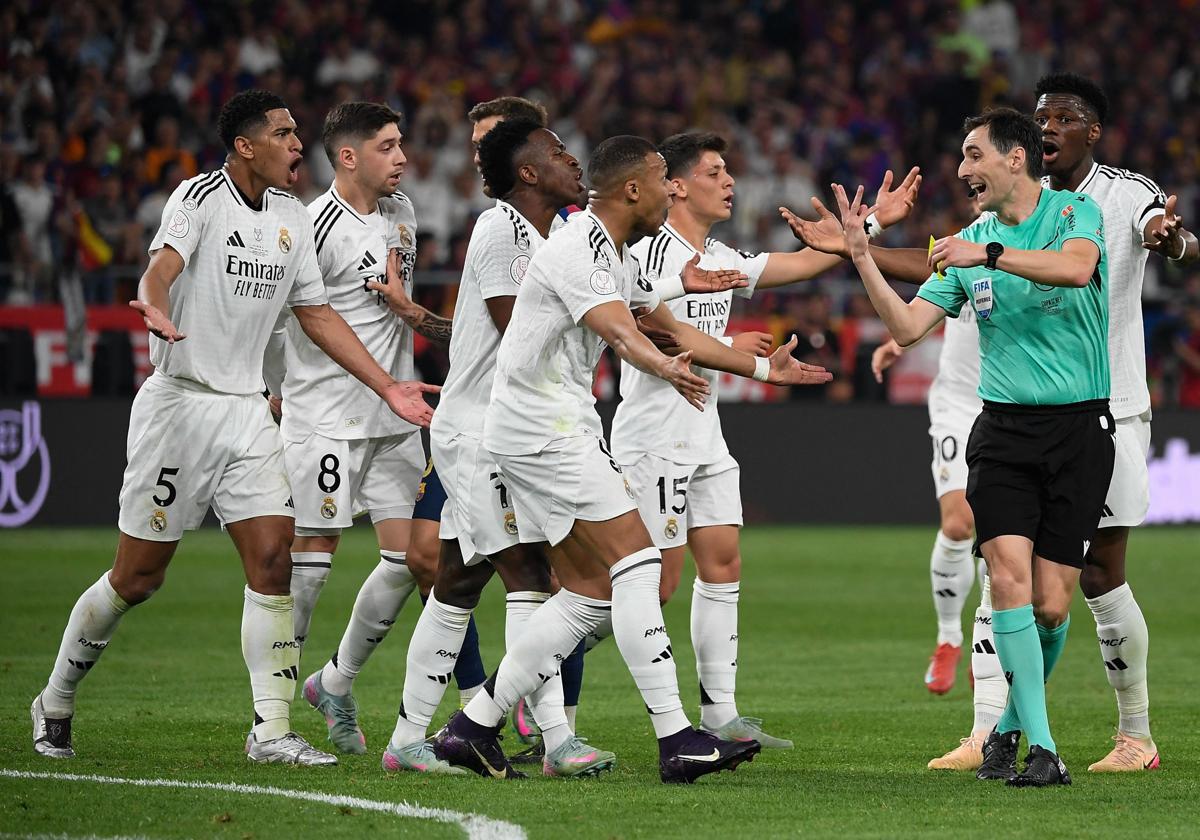 Los jugadores del Real Madrid protestan una acción a un árbitro.