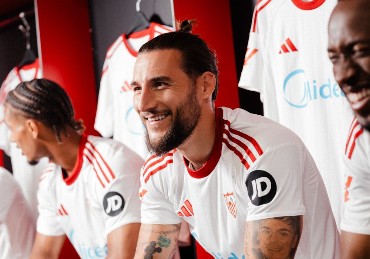 Lukebakio, Gudelj y Badé, en el vestuario con las camisetas nuevas del Sevilla