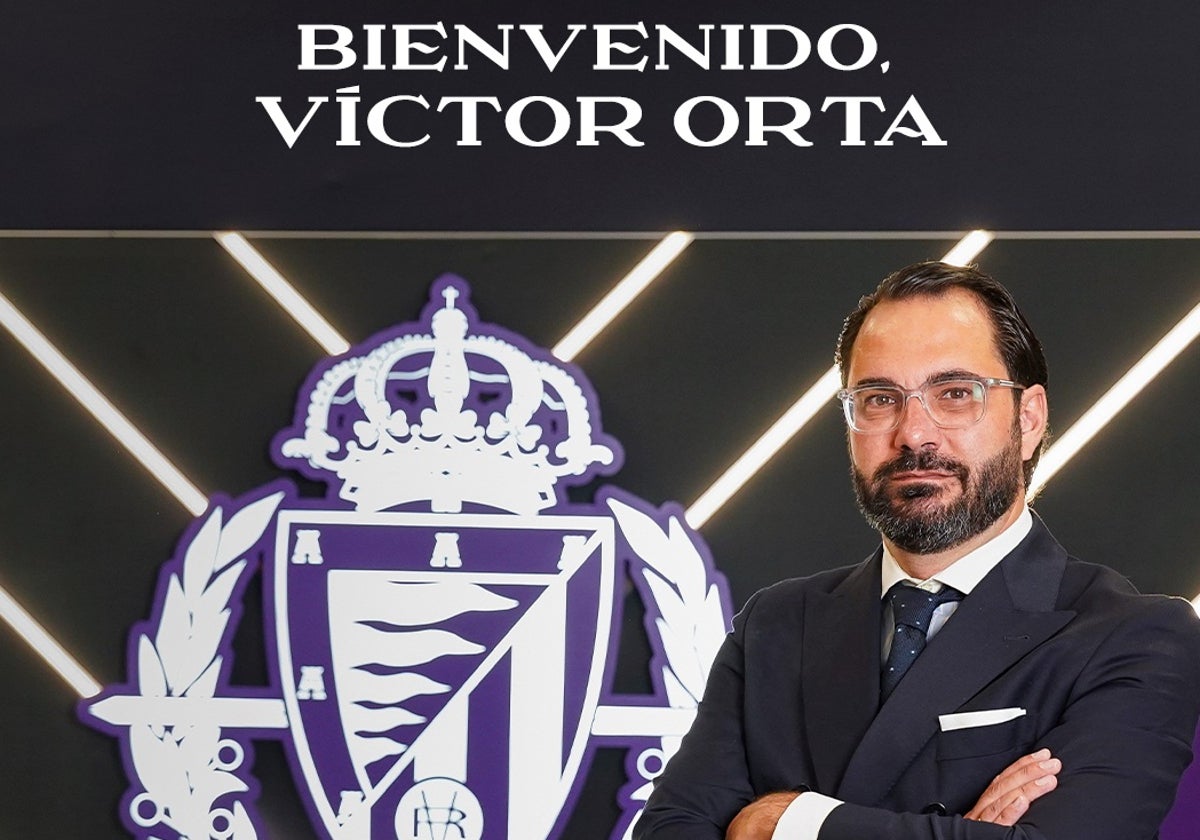 Víctor Orta posa con el escudo de su nuevo equipo