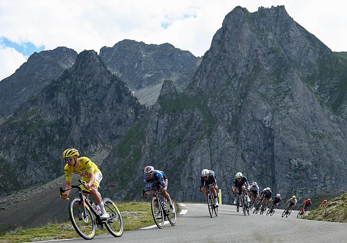 Pogacar y el pelotón, en el descenso del Tourmalet