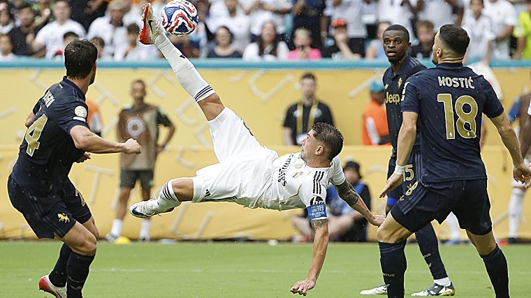 Valverde, en el momento de hacer la chilena ante la Juventus