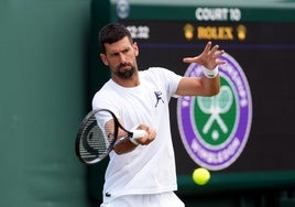 Sinner y Djokovic avanzan en Wimbledon, Gauff paga la resaca de Roland Garros