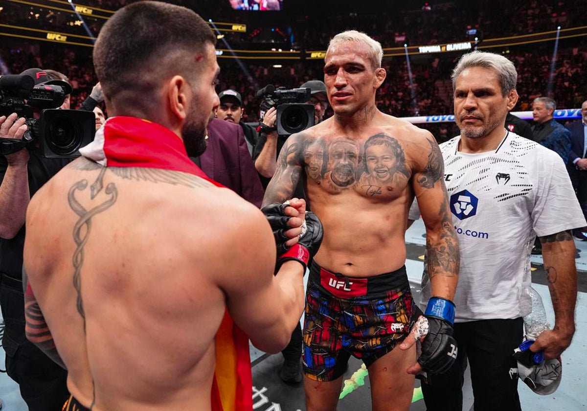 Charles Oliveira, junto a Ilia Topuria al finalizar el combate