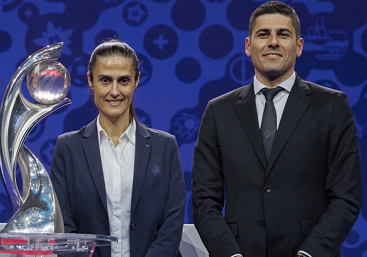 Francisco Neto y Montse Tomé posan junto al trofeo de la Eurocopa