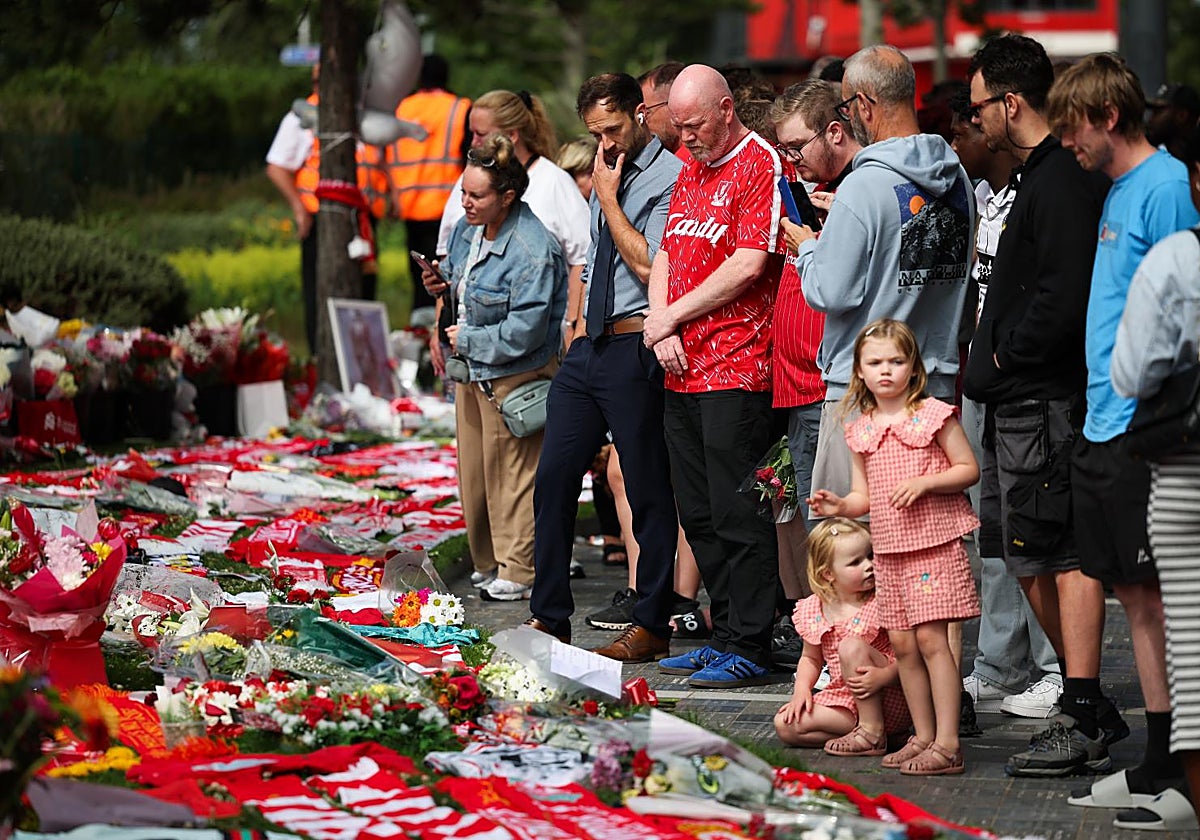 Aficionados del Liverpool rinden homenaje a Diogo Jota en Anfield, estadio del club inglés