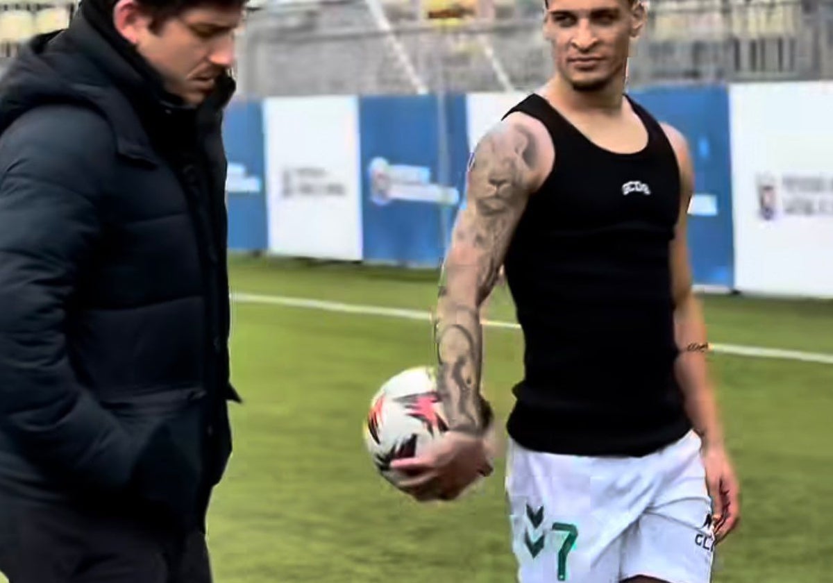Antony, ex jugador del Real Betis, se sigue dejando ver con ropa del club