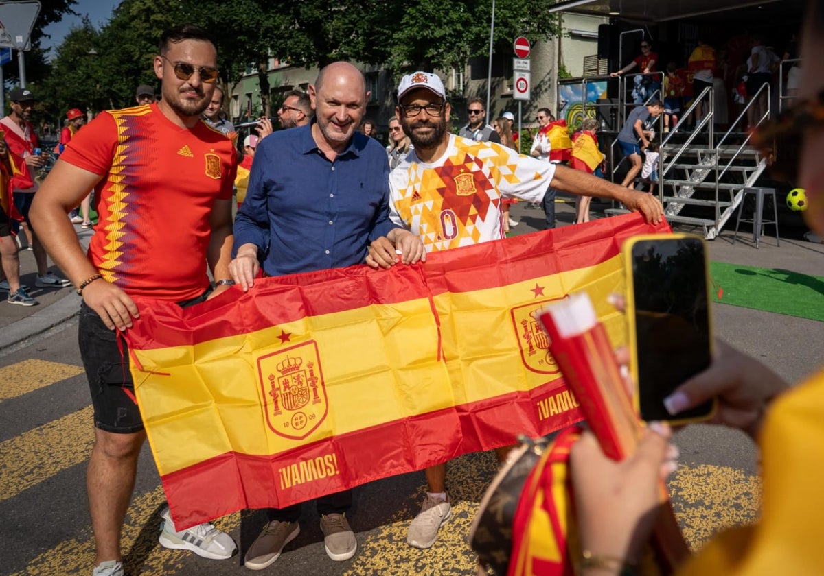 Rafael Louzán posa con varios aficionados de España
