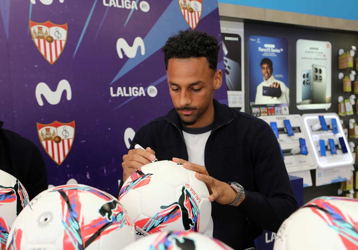 Djibril Sow firma un balón de LaLiga en un acto con un patrocinador