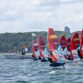 La flota de iQFoil Femenino durante uno de los entrenamientos en aguas danesas