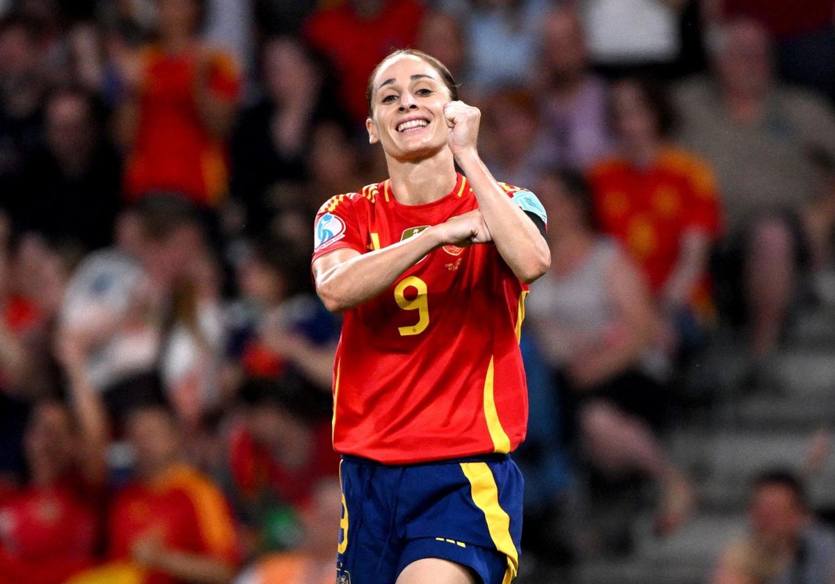 Esther celebra uno de sus dos goles mostrando un tatuaje en su antebrazo
