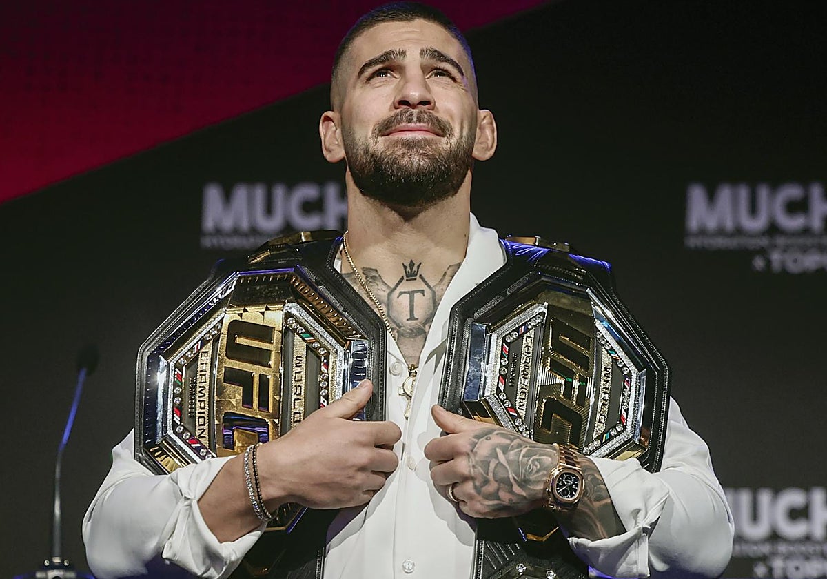 Ilia Topuria posa con sus dos cinturones de la UFC