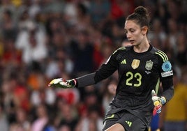Adriana Nanclares pasa el balón con el pie