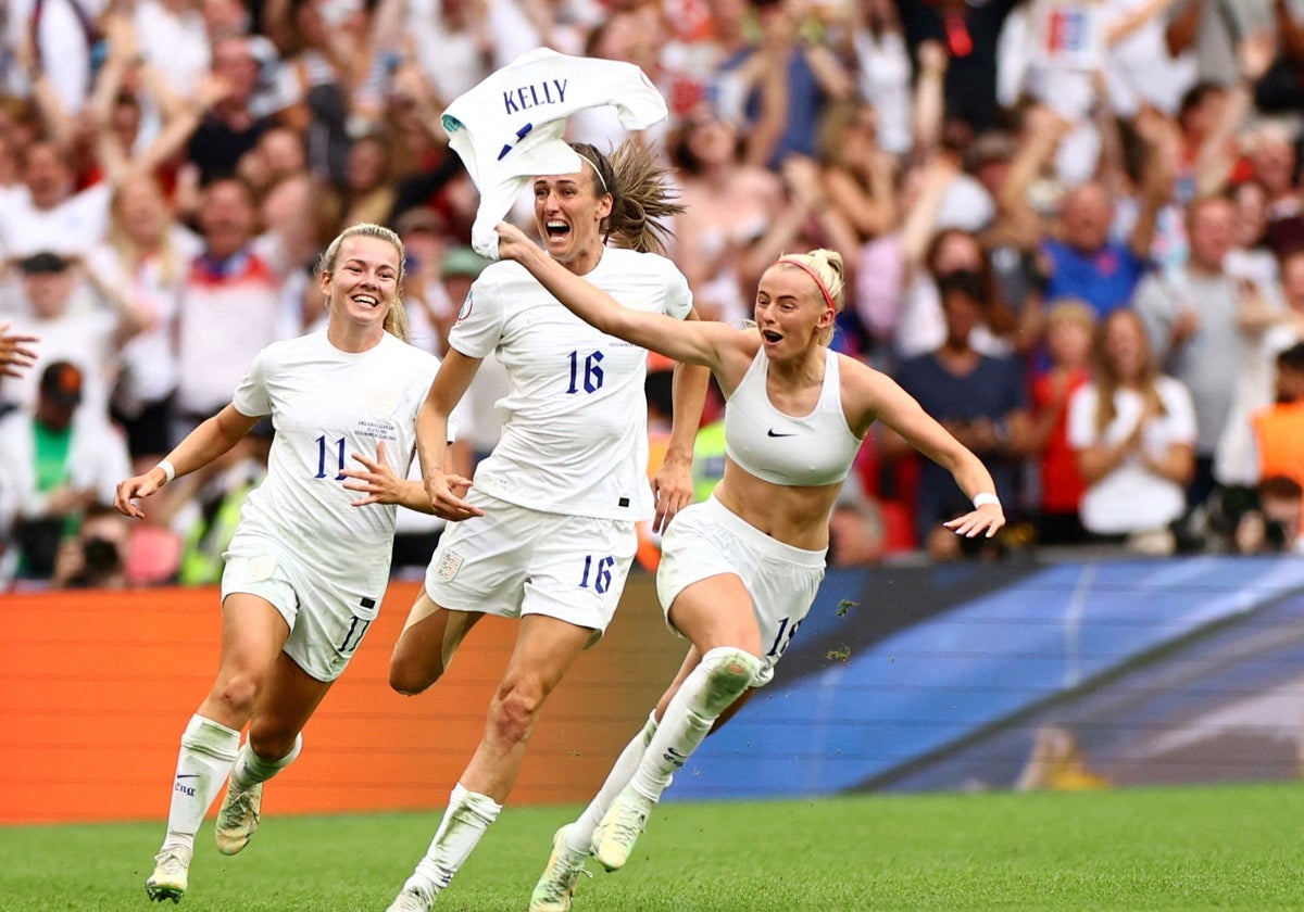 Jugadoras de la selección inglesa celebran un gol