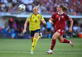 Blackstenius y Faerge corren a por el balón durante el partido
