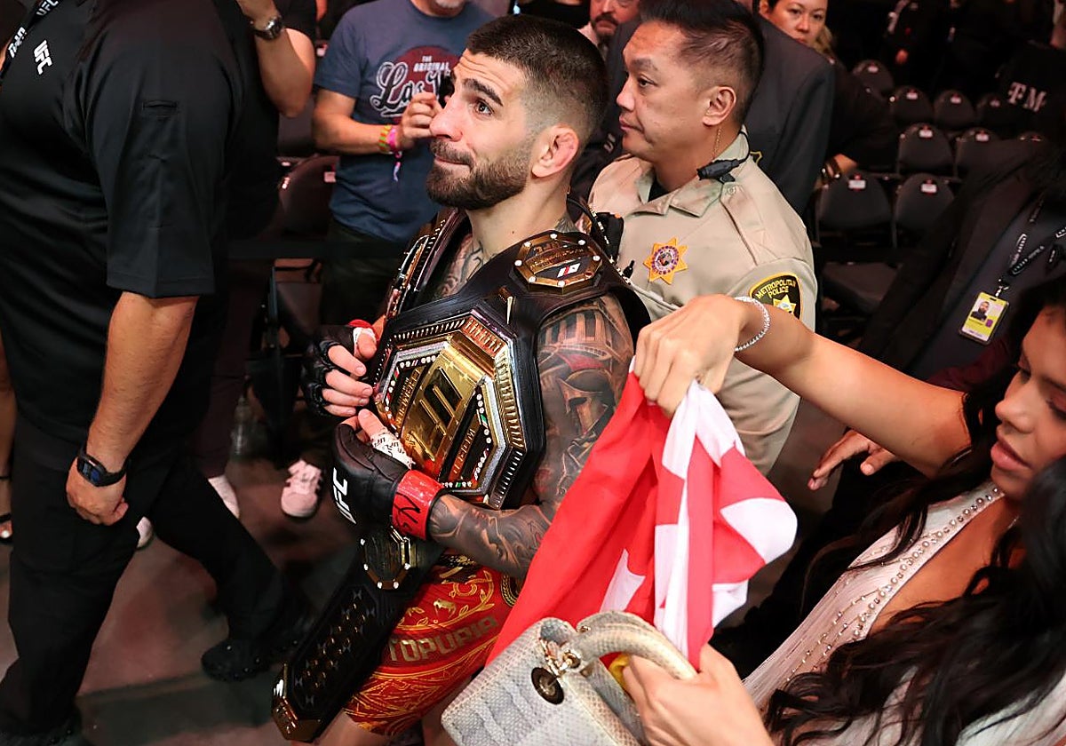 Ilia Topuria sale con sus cinturones del octágono del T-Mobile de Las Vegas