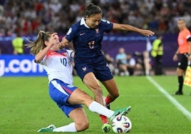 Ella Toone y Selma Bacha en el Francia - Inglaterra (2-1)