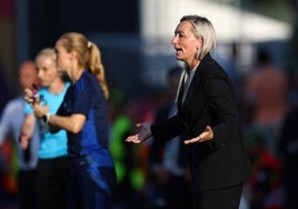 Elisabet Gunnarsdotti da instrucciones a sus jugadoras