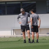 Pellegrini dialoga con Cabello antes de un entrenamiento del Betis