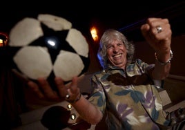 José Mercé, madridista, no trae distintivos que lo acredita, pero sí posa con un balón