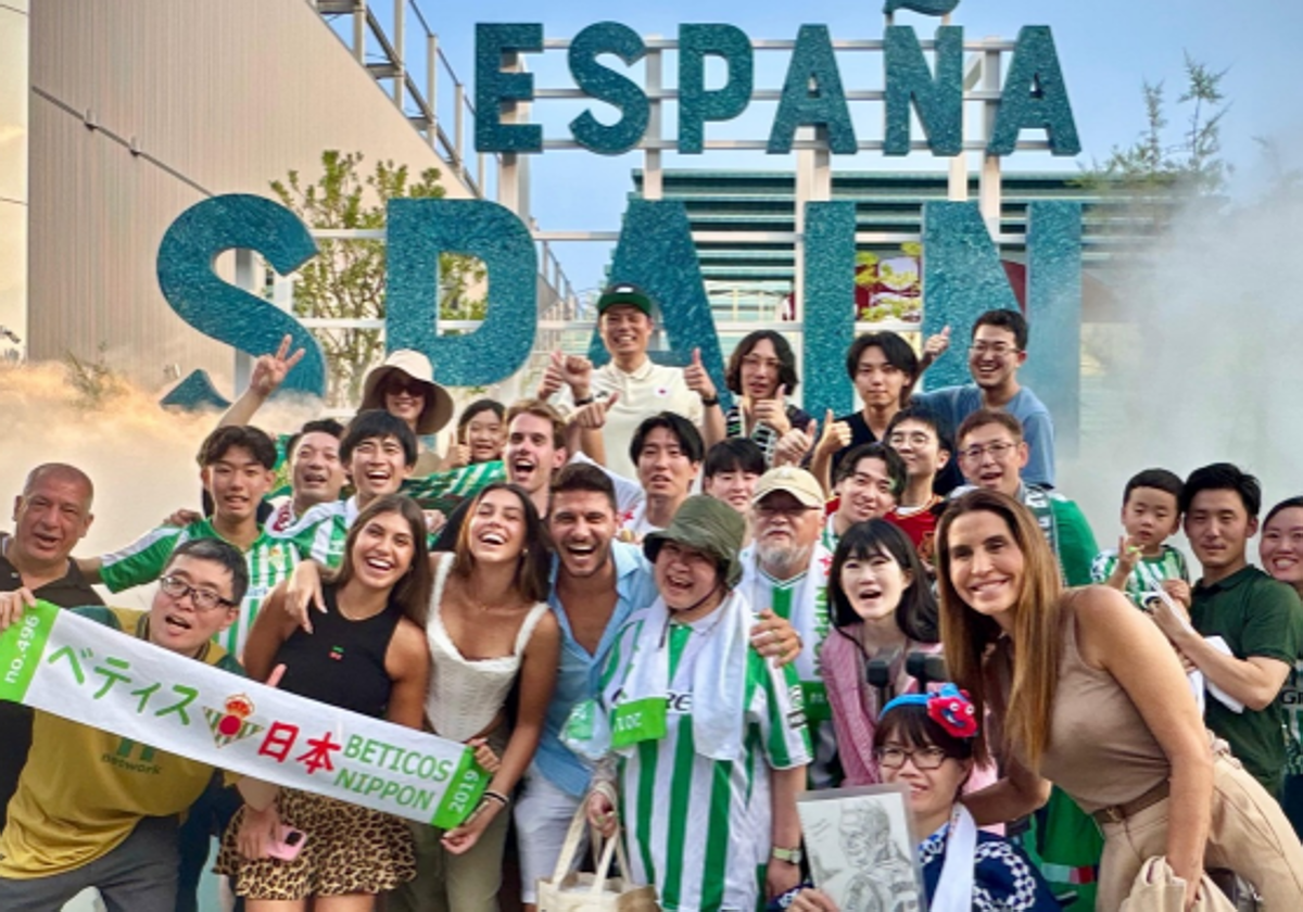 Joaquín Sánchez y unos aficionados béticos en la Expo de Osaka