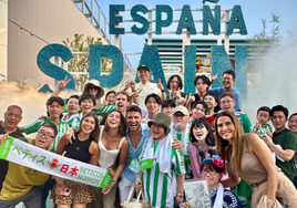Joaquín Sánchez y unos aficionados béticos en la Expo de Osaka